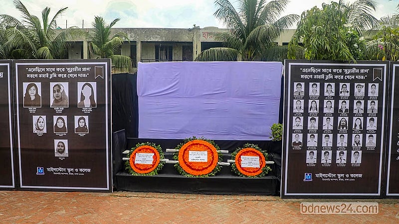 মাইলস্টোন স্কুল অ্যান্ড কলেজে নির্র্মিত অস্থায়ী বেদীতে মঙ্গলবার ফুল দিয়ে বিমান দুর্ঘটনায় নিহতদের শ্রদ্ধা জানানো হয়