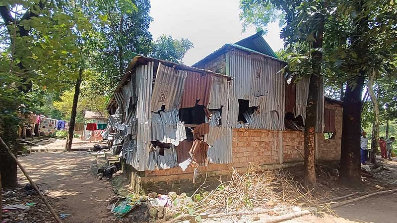 গড়কাটি গ্রামে হামলার শিকার বাড়িতে ভাঙচুরের চিহ্ন। 