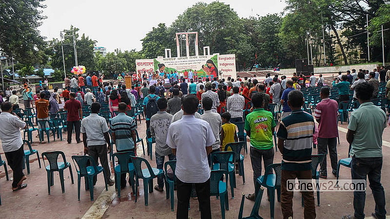 আন্তর্জাতিক আদিবাসী দিবস উপলক্ষ্যে রোববার কেন্দ্রীয় শহীদ মিনার প্রাঙ্গণে আলোচনা ও সাংস্কৃতিক আয়োজনের শুরুতে জাতীয় সংগীত পরিবেশন করা হয়