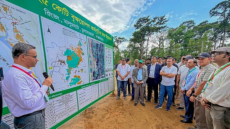 পরিবেশ রক্ষা ও জলবায়ু সহনশীলতা জোরদারে নির্বাচনি প্রতিশ্রুতর ‘পাঁচ বছরে ২৫ কোটি বৃক্ষরোপণ’ কর্মসূচি শনিবার কক্সবাজারের মালুমঘাটে উদ্বোধন করেন প্রধানমন্ত্রী তারেক রহমান