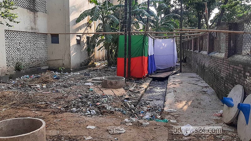 ঢাকার শাহজাহানপুর রেলওয়ে কলোনির অস্থায়ী কোরবানির পশুর হাটে ক্রেতা-বিক্রেতাদের জন্য বানানো অস্থায়ী শৌচাগার এখনো সরানো হয়নি