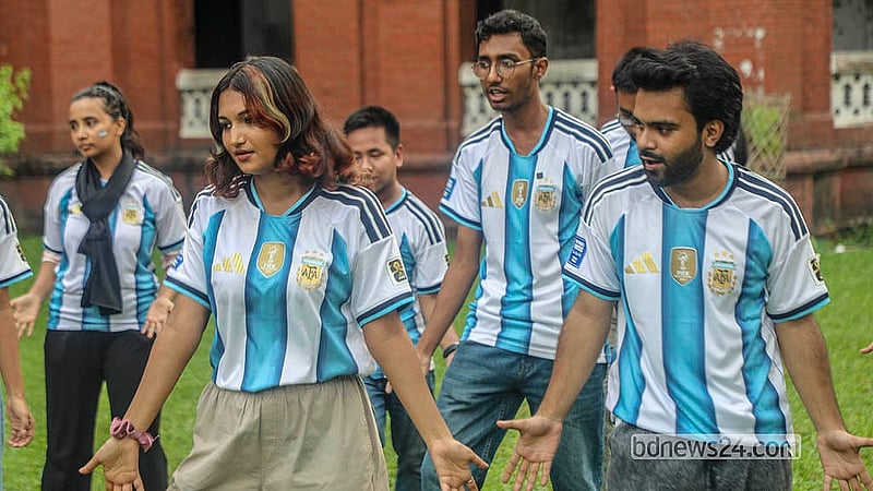 লিওনেল মেসির জন্মবার্ষিকীতে বুধবার ঢাকা বিশ্ববিদ্যালয়ের কার্জন হলে ফ্ল্যাশমব আয়োজন করা হয়