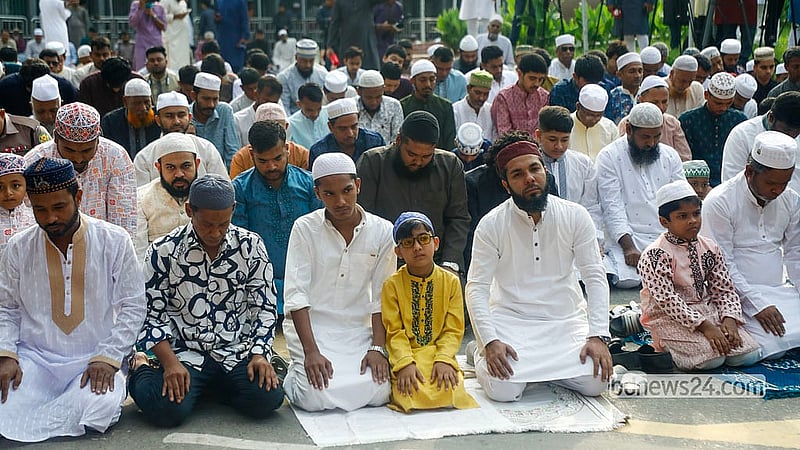 জাতীয় ঈদগাহে বৃহস্পতিবার ঈদুল আজহার প্রধান জামাতে অংশ নেন সব বয়স ও শ্রেণি-পেশার মানুষ