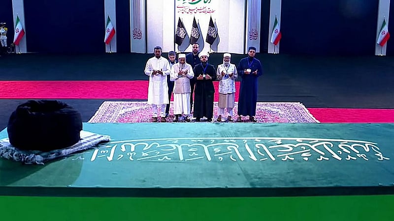 তেহরান সফররত জামায়াতে ইসলামী, জাতীয় নাগরিক পার্টি (এনসিপি), বাংলাদেশ খেলাফত মজলিসসহ রাজনৈতিক দলগুলোর প্রতিনিধিরা শুক্রবার ইরানের সর্বোচ্চ নেতা আয়াতুল্লাহ আলি খামেনির কফিনের সামনে দোয়া ও মোনাজাতে অংশ নেন।