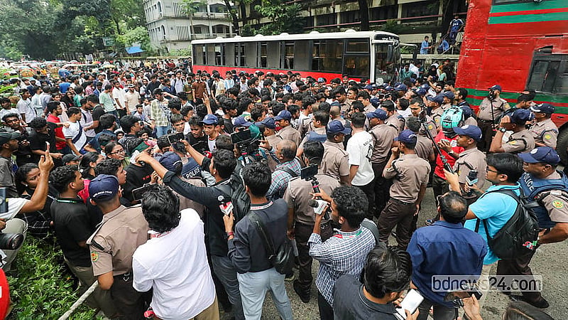 দুর্যোগপূর্ণ আবহাওয়ায় এইচএসসি ও সমমান পরীক্ষাগ্রহণ এবং শিক্ষামন্ত্রীর কথিত কটূক্তির প্রতিবাদে আন্দোলনরত শিক্ষার্থীদের সঙ্গে ঢাকা বিশ্ববিদ্যালয়ের হাজী মুহম্মদ মুহসীন হল গেইটের সামনে পুলিশের ধাক্কাধাক্কি ঘটে