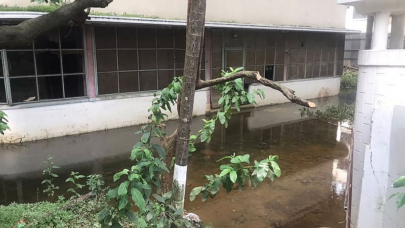 চট্টগ্রাম নগরীর পাঁচলাইশ আবাসিক এলাকায় মুহাম্মদ ইউনূসের পৈত্রিক বাড়ি। সিটি কপোরেশন বাড়িটিকে মশার প্রজনন ক্ষেত্র হিসেবে চিহ্নিত করেছে। ছবি: সুমন বাবু