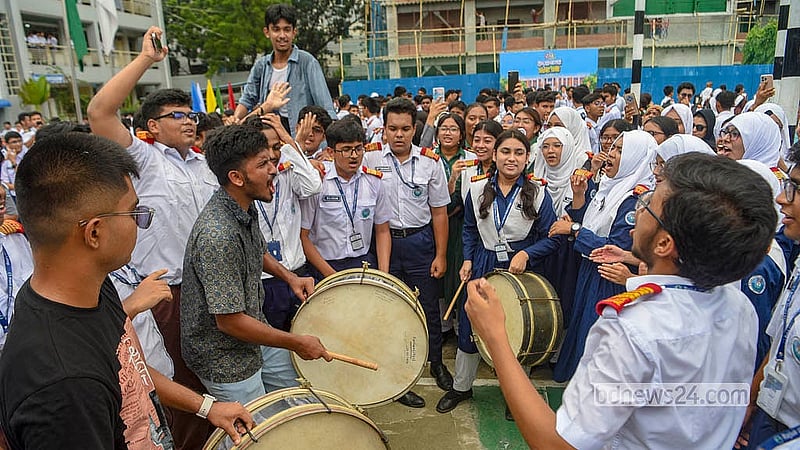 এসএসসি পরীক্ষায় শতভাগ পাসের সাফল্যে আনন্দে মেতেছে উত্তরা রাজউক মডেল কলেজের শিক্ষার্থীরা।