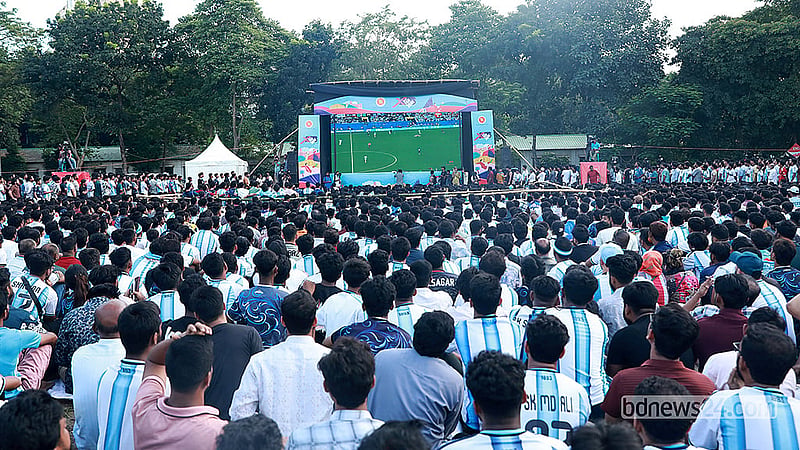 ঢাকা বিশ্ববিদ্যালয়ের মুহসীন হল মাঠে শনিবার বড় পর্দায় আর্জেন্টিনা ও কেইপ ভার্ডের খেলা দেখতে আসে হাজারো মানুষ