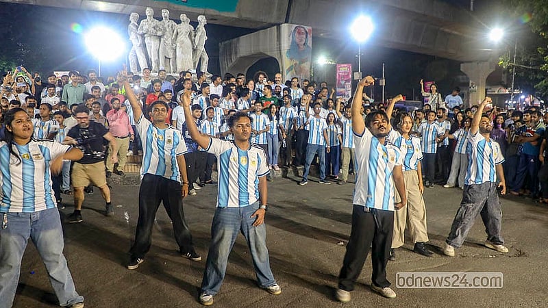 লিওনেল মেসির জন্মবার্ষিকী উদযাপনে ঢাকা বিশ্ববিদ্যালয়ে ফ্ল্যাশমব করেন আর্জেন্টিনা সমর্থকরা