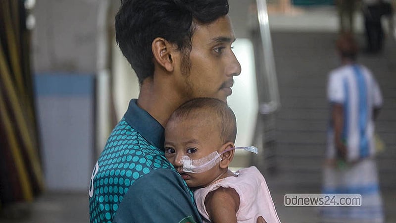 ঢাকার মুগদা মেডিকেল কলেজ হাসপাতালে চিকিৎসা নিচ্ছে হামের উপসর্গ নিয়ে ভর্তি হওয়া শিশুরা