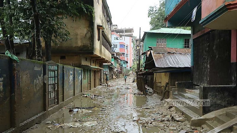 শহরে আর্মিপাড়া এলাকায় বন্যার পানি নামার পর কাদামাখা সড়ক।