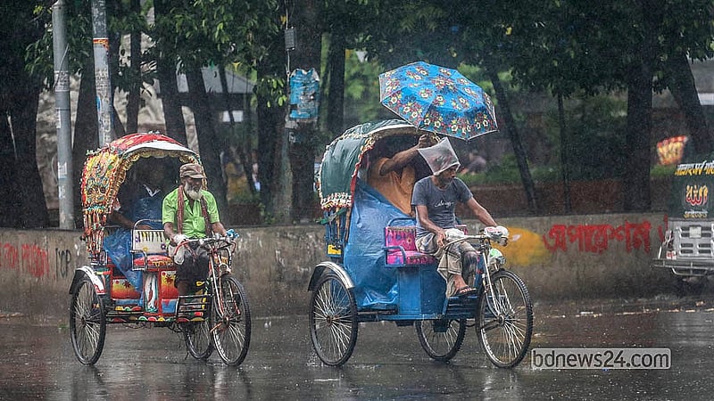 ঢাকা বিশ্ববিদ্যালয় এলাকায় শুক্রবার বৃষ্টির মধ্যেই ছুটে চলে রিকশা