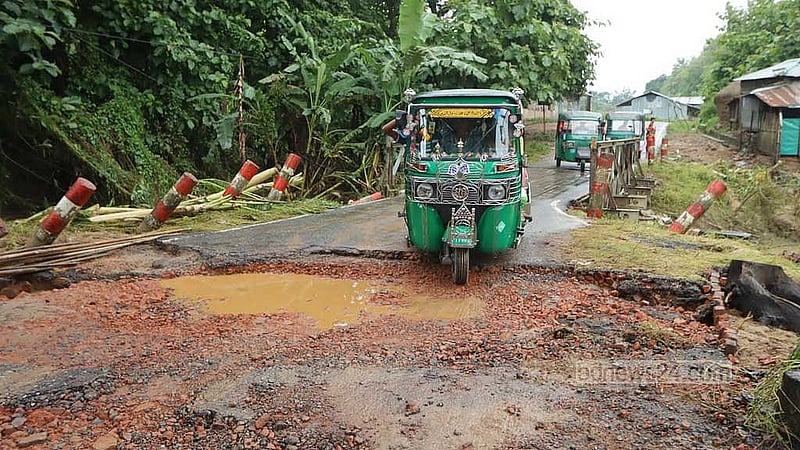 বান্দরবান-রাঙ্গামাটি সড়কে বাকীছড়া এলাকায় একটি সেতুর অংশে ইট-কংক্রিট উঠে গেছে।
