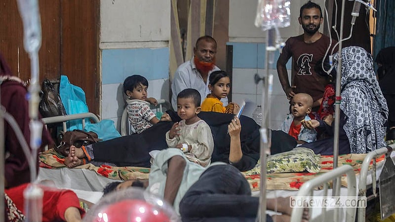 রাজধানীর মুগদা মেডিকেল কলেজ হাসপাতালে চিকিৎসা নিচ্ছে হামে আক্রান্ত শিশুরা