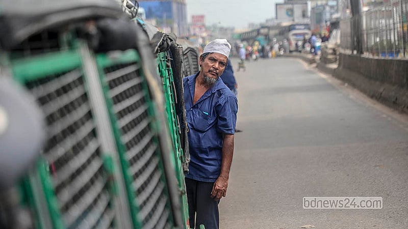 অটোরিকশার জন্য গ্যাস নিতে আসা চালকরা ফিলিং স্টেশনে অপেক্ষা করছেন চার-পাঁচ ঘণ্টা