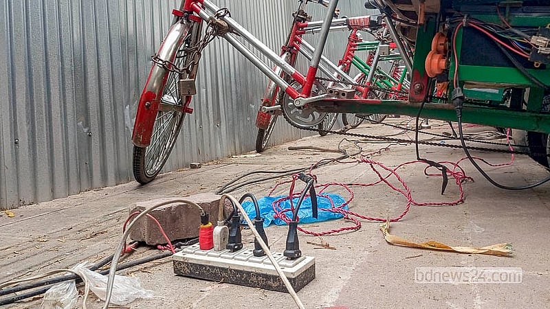 তেজগাঁও শিল্পাঞ্চল এলাকায় ফুটপাত দখল করে গড়ে ওঠা গ্যারেজে চার্জ দেওয়া হচ্ছে ব্যাটারির রিকশা