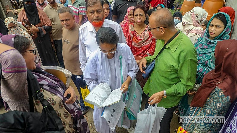 এইচএসসি পরীক্ষা শুরুর আগে মতিঝিল টিঅ্যান্ডটি কলেজ কেন্দ্রের বাইরে বইয়ে চোখ বুলাচ্ছেন এক শিক্ষার্থী