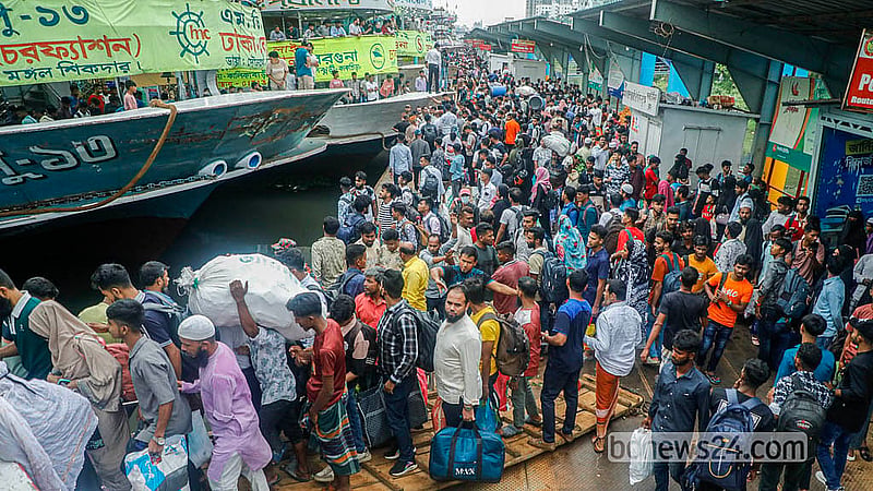 যাত্রীতে ভরে গেলেই দক্ষিণাঞ্চলের পথে ছেড়ে যাচ্ছে লঞ্চ। মঙ্গলবার সদরঘাট এলাকা থেকে তোলা