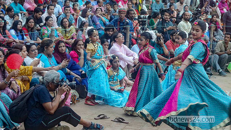 ধানমন্ডির রবীন্দ্র সরোবরের মুক্তমঞ্চে বর্ষামঙ্গল উৎসবে নৃত্য পরিবেশন করে শিশু শিল্পীরা