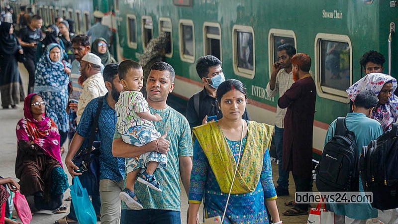ঈদের ছুটি কাটাতে পরিবারের সঙ্গে বাড়ি ফেরার যাত্রা। শুক্রবার কমলাপুর রেলওয়ে স্টেশনে তোলা