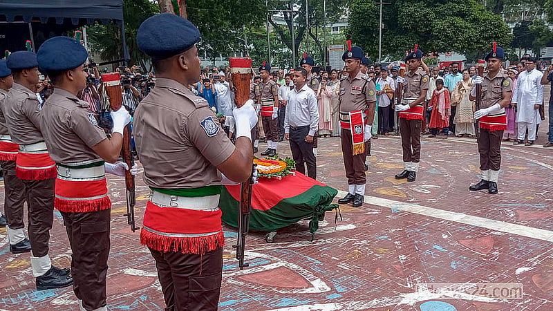 কেন্দ্রীয় শহীদ মিনারে মঙ্গলবার বরেণ্য শিল্পী মুস্তাফা মনোয়ারকে গার্ড অব অনার দেওয়া হয়