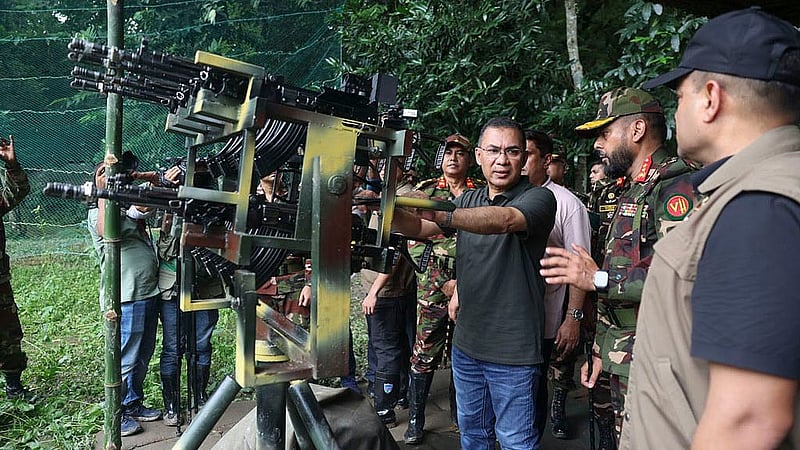 বরিশালের বাবুগঞ্জে সোমবার সেনাবাহিনীর গ্রীষ্মকালীন মহড়া পরিদর্শনকালে দায়িত্বপ্রাপ্ত কর্মকর্তাদের কাছ থেকে প্রশিক্ষণ কার্যক্রম ও কৌশলগত প্রস্তুতি সম্পর্কে অবহিত হন প্রধানমন্ত্রী তারেক রহমান
