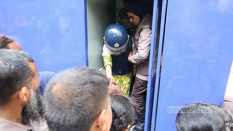 আদালতে আসামি স্বপ্না আক্তার