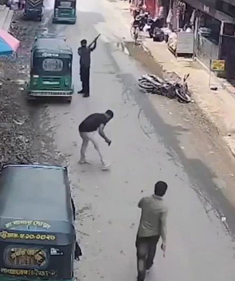 চট্টগ্রামের রাউজান উপজেলার পাহাড়তলী ইউনিয়নের চৌমুহনী বাজারে শনিবার দুপুরে অস্ত্রধারীরা গুলি করে যুবদল নেতা মাসুদুল হক চৌধুরীকে হত্যা করে। এ ঘটনার ভিডিও ছড়িয়েছে সামাজিক যোগাযোগমাধ্যমে, তাতে অস্ত্রধারীদের দেখা যায়।