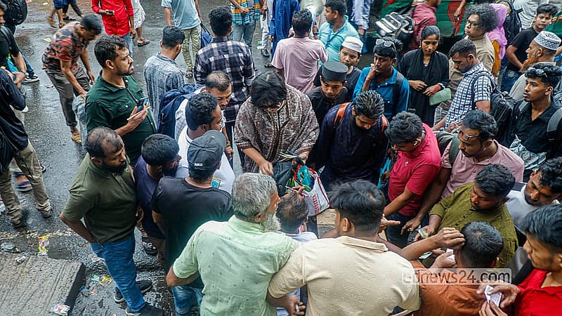 ঈদের লম্বা ছুটি ঘিরে কয়েক দিন ধরেই ঢাকা ছাড়ছে মানুষ। মঙ্গলবার দোলাইরপাড়ে বাসের অপেক্ষায় দক্ষিণাঞ্চলের যাত্রীরা