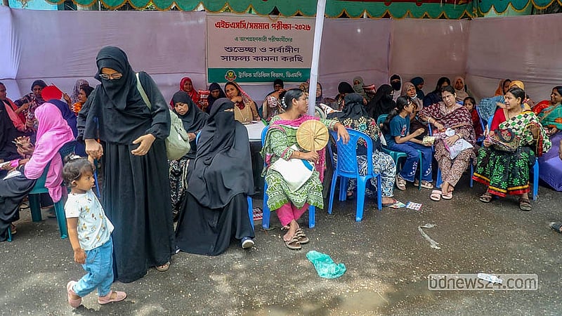 এইচএসসি পরীক্ষার প্রথম দিন বৃহস্পতিবার ঢাকার মতিঝিল টিঅ্যান্ডটি কলেজ কেন্দ্রের বাইরে অপেক্ষমাণ অভিভাবকরা