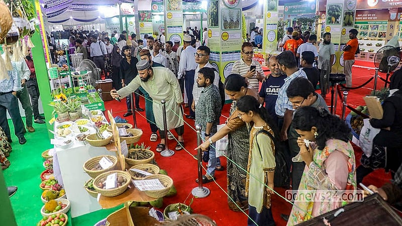 ঢাকার খামারবাড়িতে জাতীয় ফল মেলার স্টল ঘুরে দেখছেন অনেকে। বৃহস্পতিবার শুরু হওয়া এ মেলা চলবে শনিবার পর্যন্ত