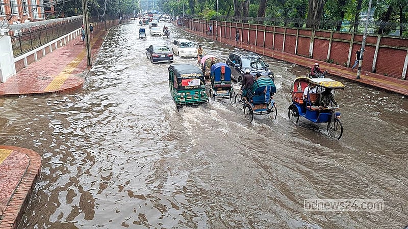কয়েক দিনের ভারি বৃষ্টিতে ঢাকা বিশ্ববিদ্যালয়ের কার্জন হলের সামনের সড়কে জলাবদ্ধতা দেখা দিয়েছে। সড়ক তলিয়ে যাওয়ায় সিএনজি চালিত অটোরিকশা, প্রাইভেটকার ও রিকশার মতো বাহন সোমবার চলেছে ধীরগতিতে।