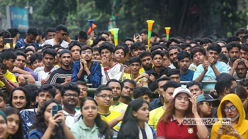 বড় পর্দায় ব্রাজিল বনাম হাইতির খেলা দেখতে শনিবার সকালে ঢাকা বিশ্ববিদ্যালয়ের টিএসসির পায়রা চত্বরে সমর্থকদের উপচে পড়া ভিড়। বিশ্বকাপের ‘সি’ গ্রুপের ম্যাচে হাইতিকে ৩-০ গোলে হারায় ব্রাজিল। একাদশে ফেরার ম্যাচে জোড়া গোল করেন মাতেউস কুইয়া, বাকি গোলটি আসে ভিনিসিউস জুনিয়রের পা থেকে