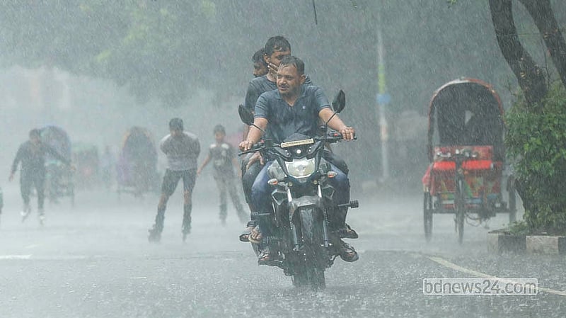 রাজধানীতে বুধবার দুপুরের বৃষ্টির মধ্যেই যে যার গন্তব্যে ছোটেন। ঢাকা বিশ্ববিদ্যালয় এলাকা থেকে তোলা