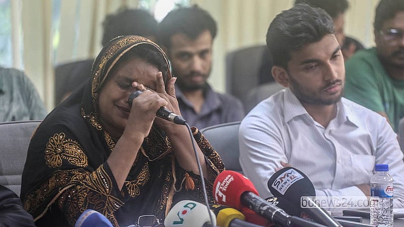 আন্তর্জাতিক গুম প্রতিরোধ দিবস উপলক্ষে শনিবার জাতীয় প্রেস ক্লাবে আয়োজিত আলোচনা অনুষ্ঠানে কান্নায় ভেঙে পড়েন গুমের শিকার ঝালকাঠির রাজাপুরের বিএনপিকর্মী মিজান জমাদ্দারের স্ত্রী নাসিমা বেগম।  ছবি: আব্দুল্লাহ আল মমীন