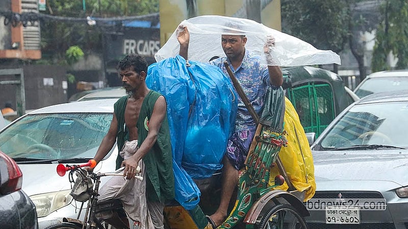 রাজধানীর কাকরাইল এলাকায় বৃষ্টির মধ্যে পলিথিন দিয়ে শরীর ঢেকে চলতে দেখা যায় রিকশাচালক ও যাত্রীদের