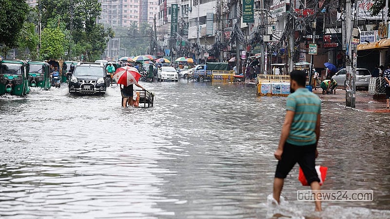 ঢাকায় গেল মঙ্গলবার থেকে শুরু হওয়া টানা বৃষ্টিতে নয়া পল্টনের সড়ক ডুবে গেছে। সড়কটি ঠিকঠাক দেখা না যাওয়ায় ঝুঁকি নিয়েই চলছে যানবাহন