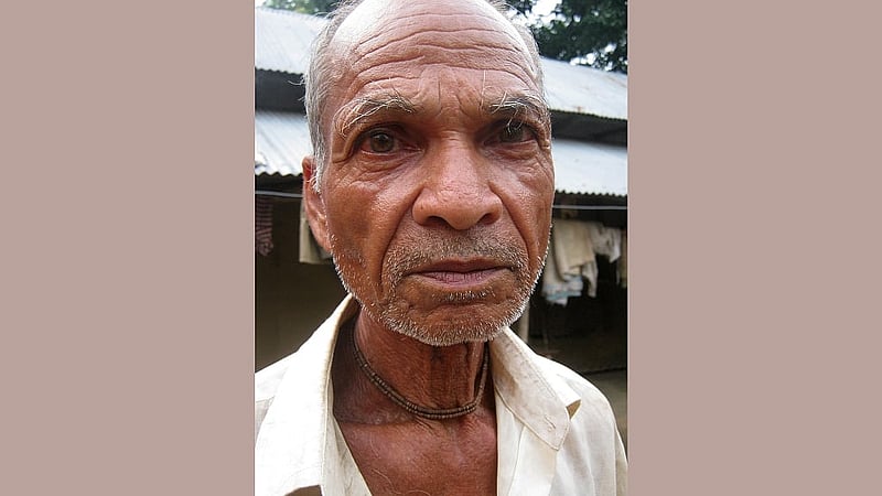 আদিবাসী এই বৃদ্ধের নাম সতীশ মাহাতো। তার সঙ্গে আলাপ হয় মাহাতোদের প্রিয় পানীয় নিয়ে, ছবি: লেখক।