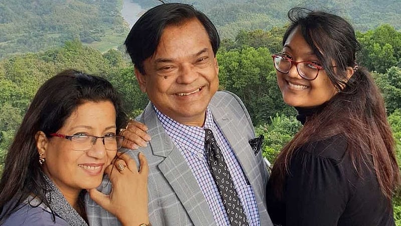স্ত্রী বিপাশা আইচ ও মেয়ে খেয়া আইচের সঙ্গে জুয়েল আইচ