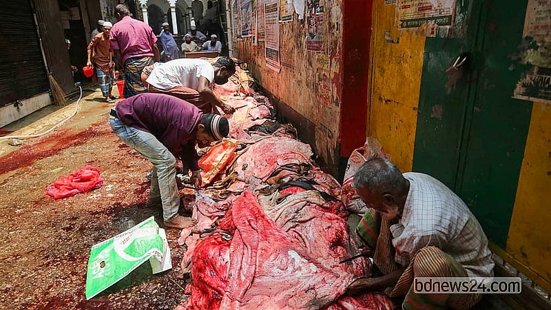 রাজধানীর লালবাগের পোস্তার একটি আড়তের সামনে রাখা চামড়া থেকে মাংস ছাড়াতে ব্যস্ত শ্রমিকরা