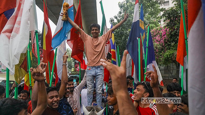 ফুটবল বিশ্বকাপের ট্রফি রেপ্লিকা হাতে পতাকা শোভাযাত্রায় অংশগ্রহণ করেন অনেকেই। ৪৮টি দেশের পতাকা নিয়ে শোভাযাত্রার আয়োজন করে পুরান ঢাকার কিশলয় যুব সংঘ