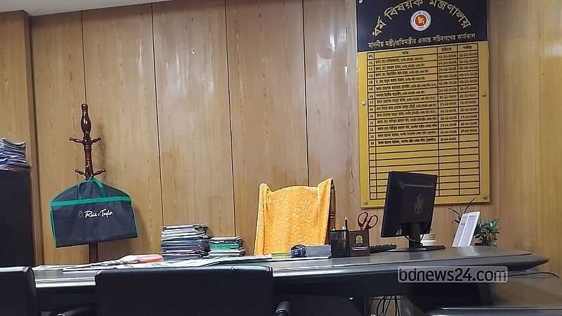 সচিবালয়ে ধর্ম মন্ত্রণালয়ের এক কর্মকর্তার কক্ষ সকাল ৯টা ৩০ মিনিটেও ফাঁকা দেখা গেছে।