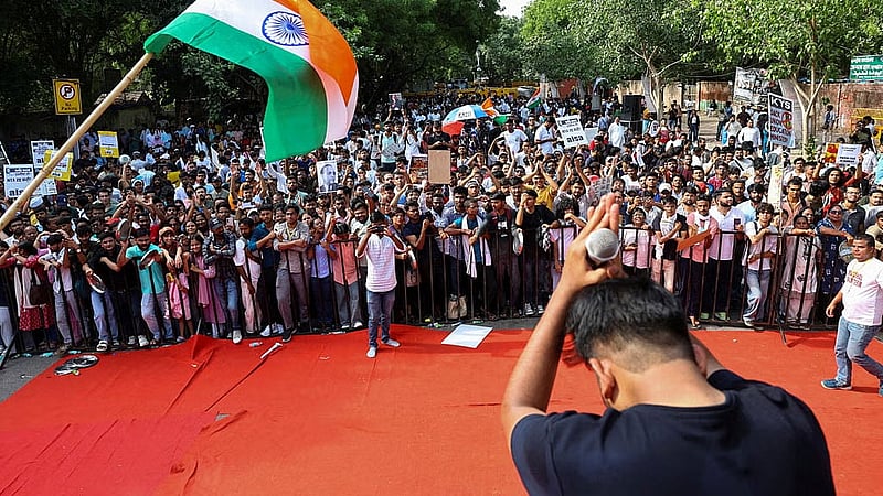 সমর্থকদের সামনে ভাষণ দিচ্ছেন অভিজিৎ দিপকে। ছবি: রয়টার্স