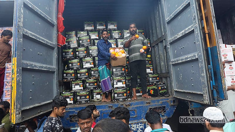 দেশের বিভিন্ন প্রান্ত থেকে সড়ক ও নৌপথে বাহারি ফল রাতে পৌঁছায় রাজধানীর বাদামতলী ফলের আড়তে। ভোর হতেই শুরু হয় নিলাম; তাতে অংশ নিয়ে ব্যবসায়ীরা প্রয়োজনীয় ফল কিনে রাজধানীসহ দেশের বিভিন্ন এলাকায় সরবরাহ করেন