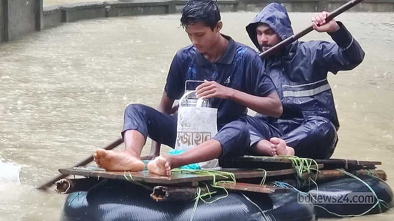 বান্দরবান শহরের ইসলামপুর এলাকার প্রবেশমুখে এখনও বুকসমান পানি।