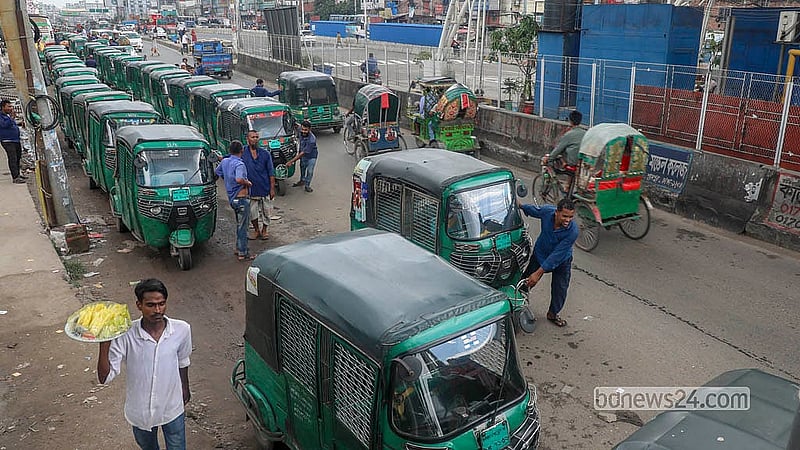 অটোরিকশায় গ্যাস শেষ হয়ে যাওয়ায় ঠেলে ফিলিং স্টেশনে নিয়ে যান এক চালক। শুক্রবার রাজধানীর দোলাইরপাড় এলাকা থেকে তোলা