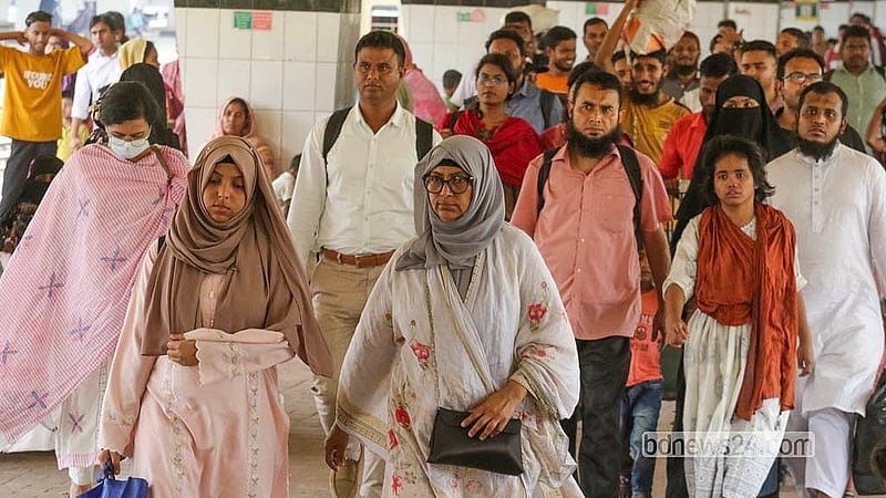 কোরবানির ঈদের টানা সাত দিনের ছুটি শেষ হয় রোববার। এদিন পরিবার নিয়ে ঢাকায় ফেরে হাজারো পরিবার।