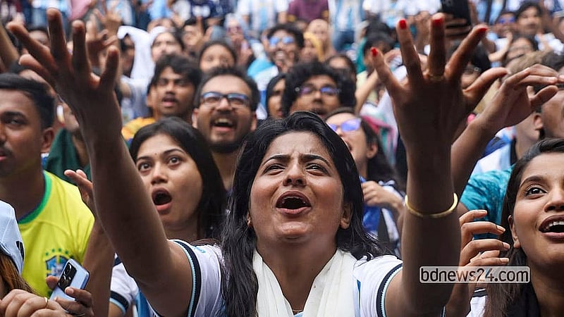 ঢাকা বিশ্ববিদ্যালয়ের টিএসসি পায়রা চত্বরে রোববার সকালে বিশ্বকাপ ফুটবলে জর্ডানকে হারানোর আনন্দে আর্জেন্টিনার সমর্থকদের উচ্ছ্বাস