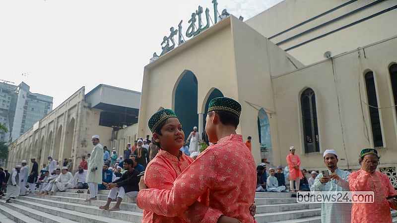 বায়তুল মোকাররম মসজিদে বৃহস্পতিবার ঈদুল আজহার নামাজ শেষে কোলাকুলি ও শুভেচ্ছা বিনিময় করেন মুসলমানরা