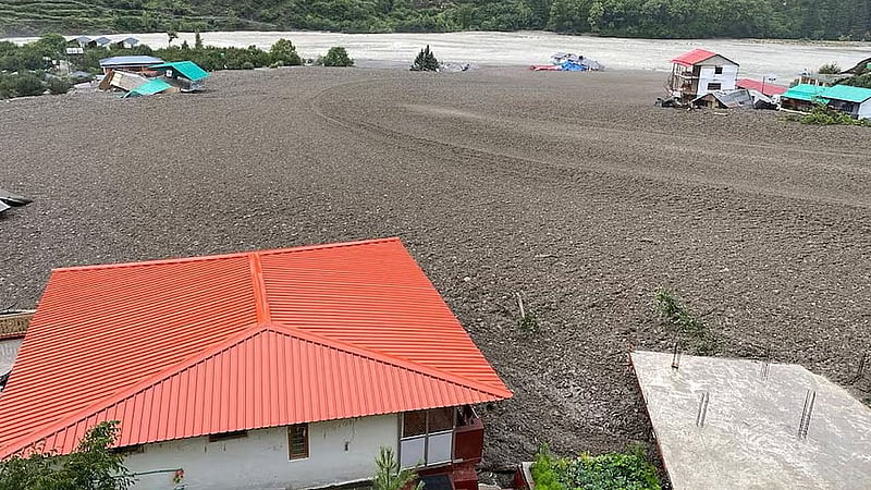 ৫ অগাস্ট ২০২৫, ভারতের উত্তরাখণ্ডের ধারালিতে আকস্মিক বন্যার সময় ভূমিধসে বাড়িঘর আংশিকভাবে মাটির নিচে চাপা পড়ে। ছবি: রয়টার্স